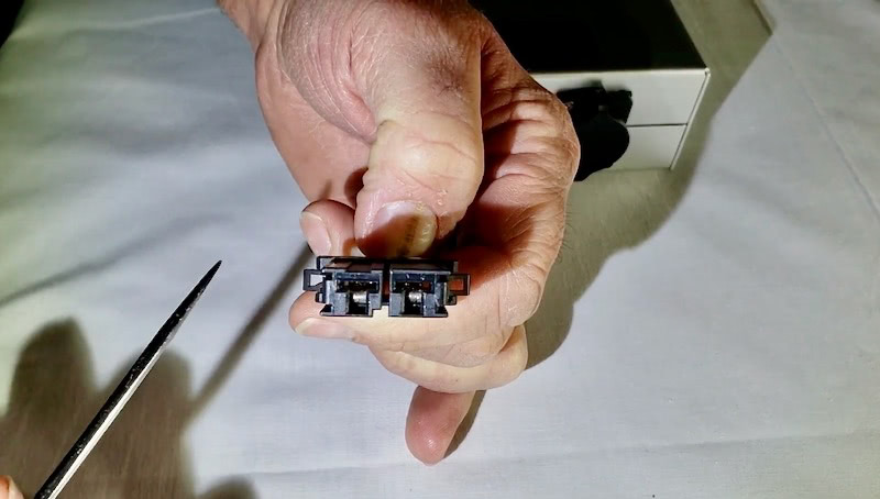 Batterie, AMP Steckverbinder-Gehäuse entfernen und ersetzen