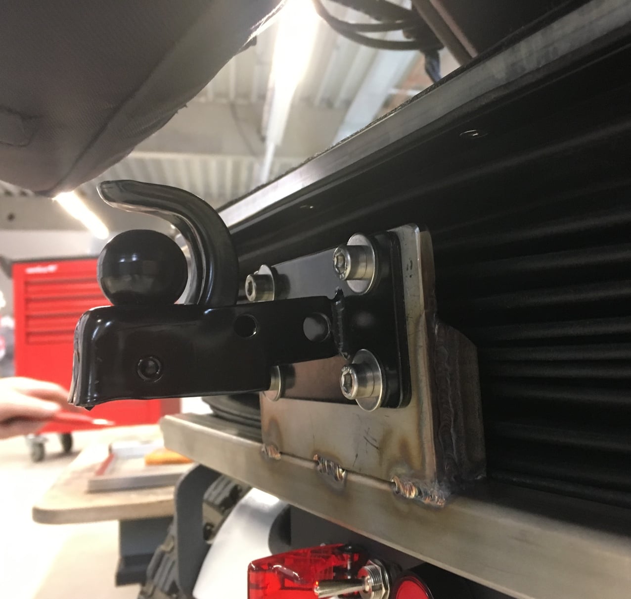 Mounting the running board trailer on the electric vehicle